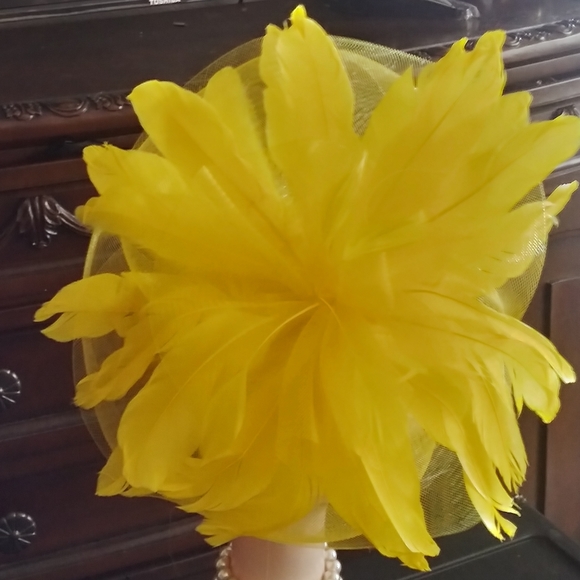 Another "Show Stopper" High Fashion Feather Fascinator With Headband and… - Picture 2 of 3